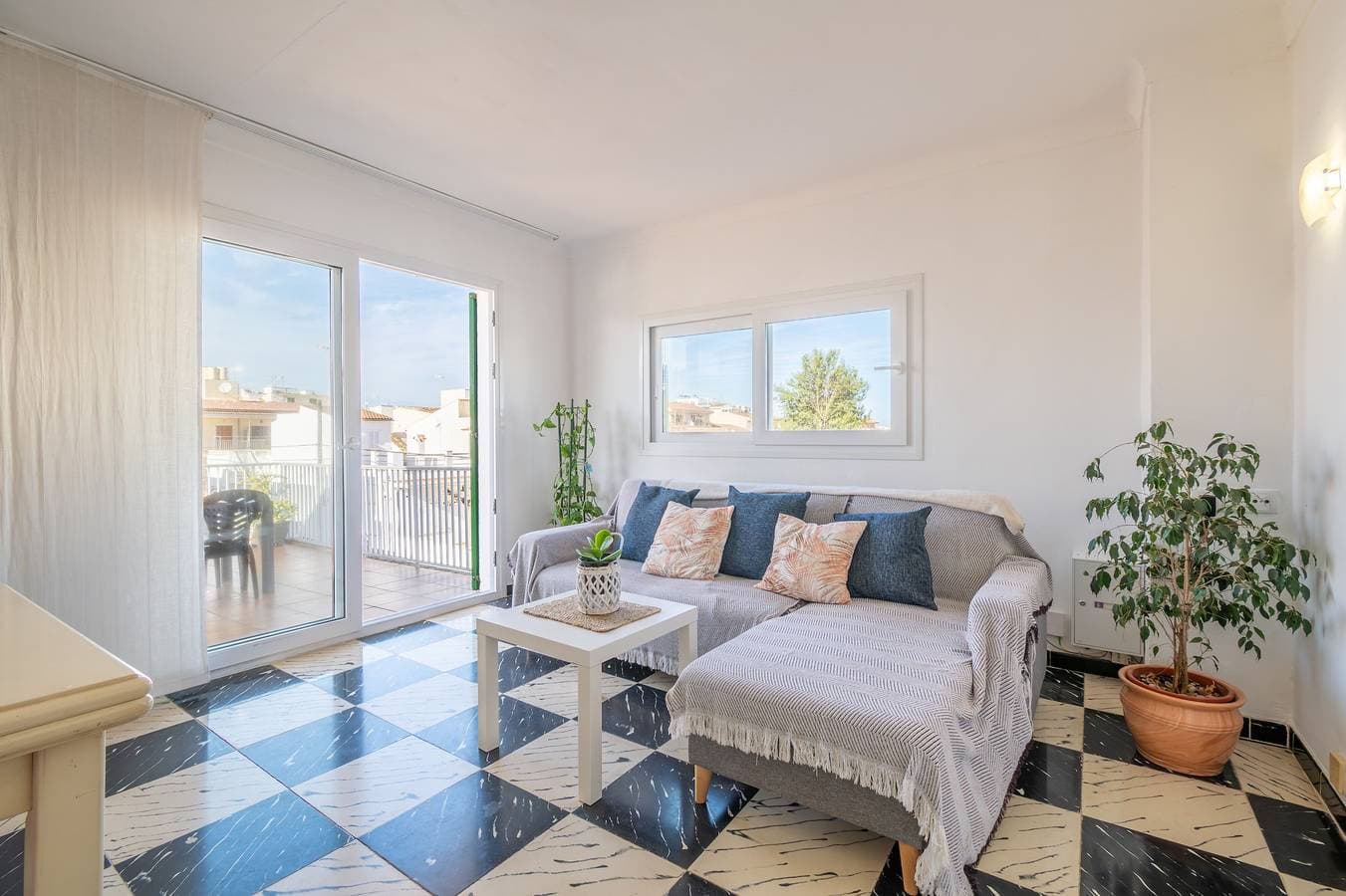 Foto 3 von 28: Ferienwohnung 'Fantastic' mit Privatterrasse, Wi-Fi und Klimaanlage