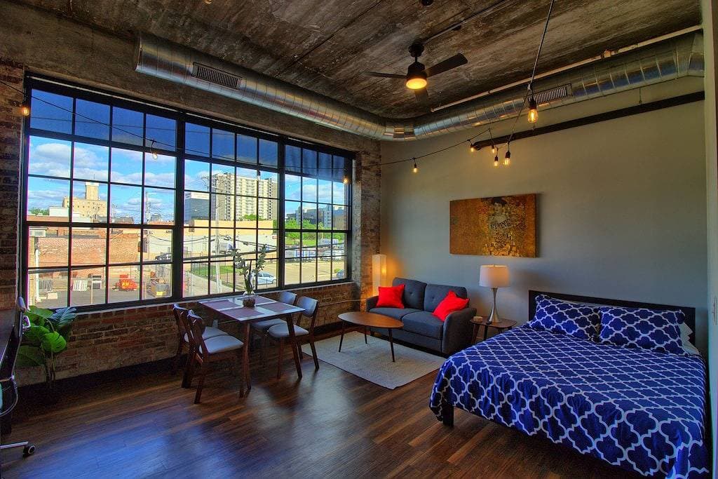 Foto 3 von 18: Chic Ultramodern Studio Loft w/ Designer Features