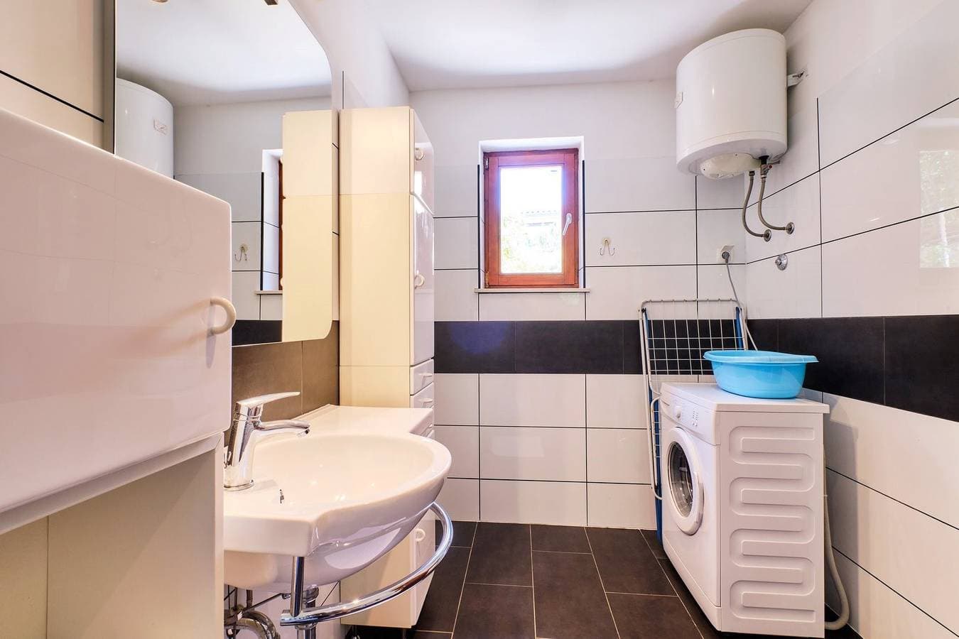 Foto 11 von 16: Das Apartment Ady 2 befindet sich im Erdgeschoss in Mali Losinj. Es ist möglich, 2 Personen unterzubringen. Es liegt in der Nähe des Strandes in der Gegend von Zagazinjine, 450 m vom Zentrum entfernt.