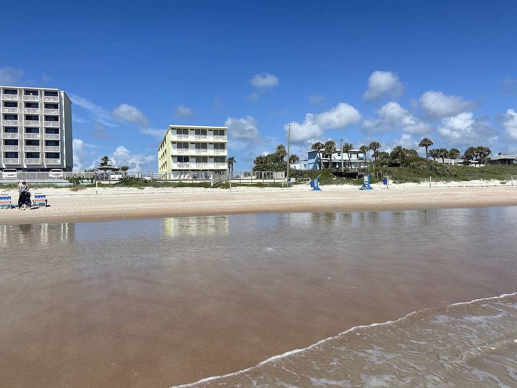 Foto 6 von 30: Oceanfront Studio - “also can’t get closer to the beach” View, comfy and clean!