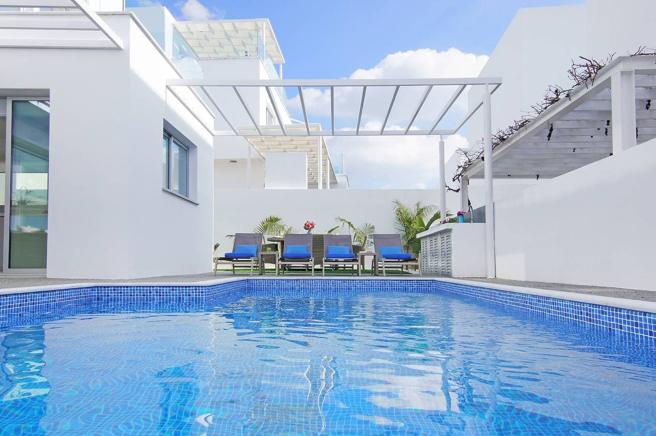 Foto 10 von 43: Villa für 7 Personen mit Balkon