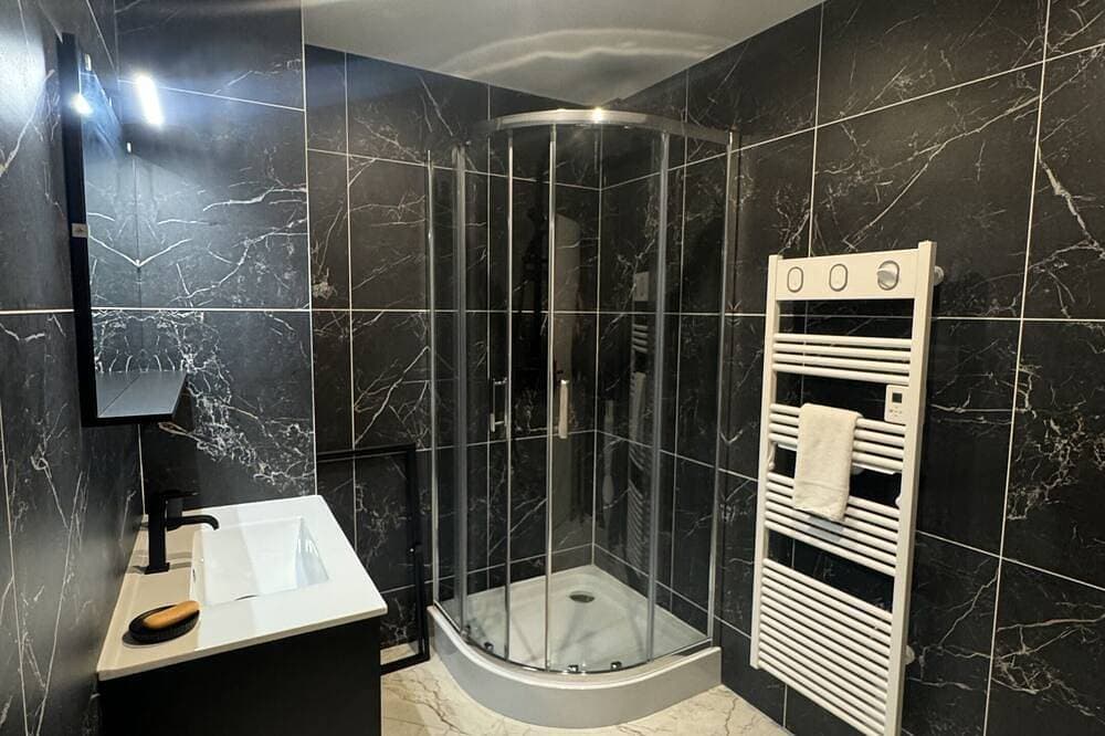 Foto 12 von 30: Cottage-Hütte-Ensuite mit Bad-Les Pieds dans l'Eau