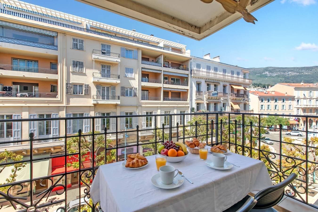 Victoria Beach White Apt with Balcony 1