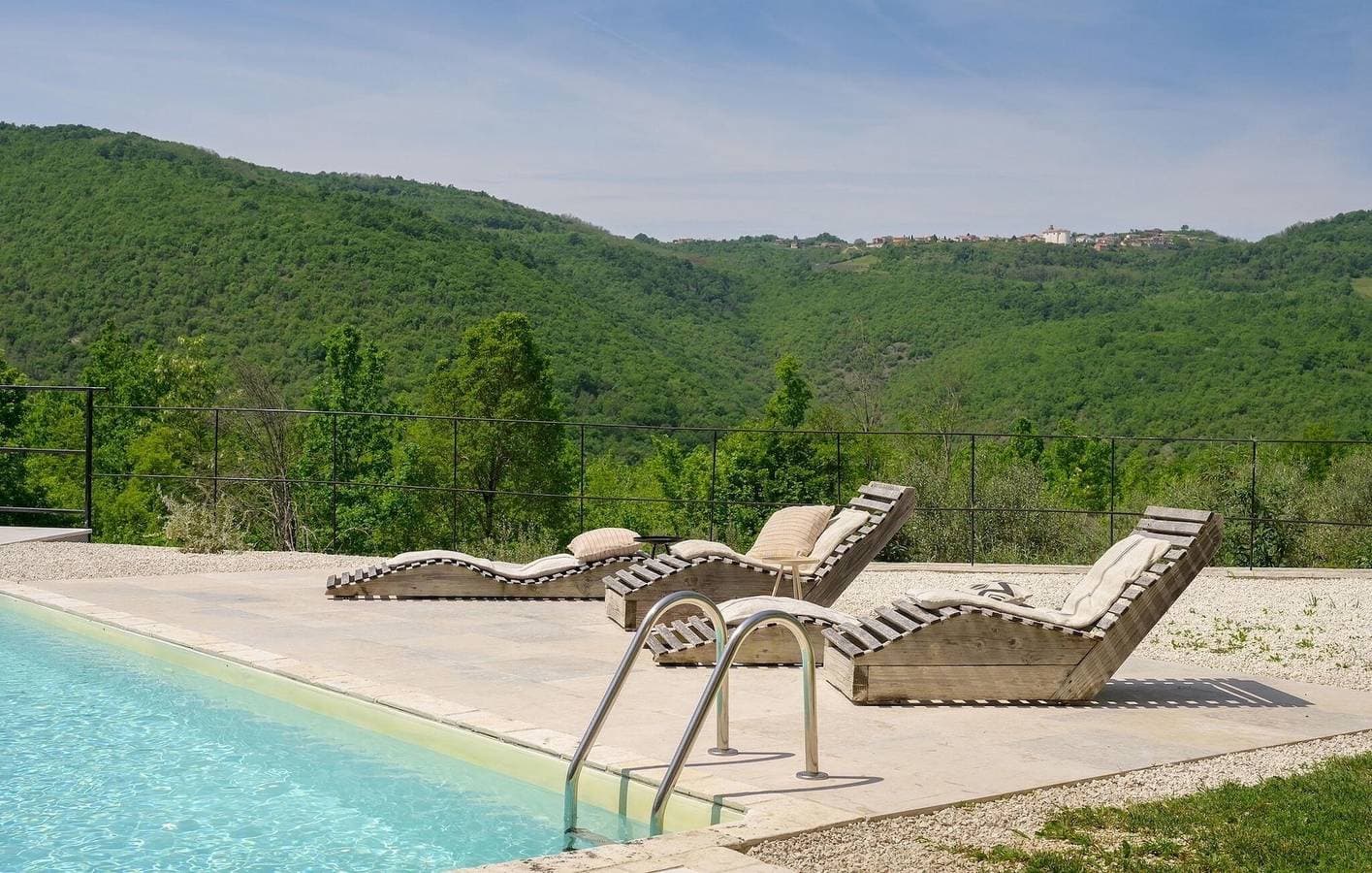 Foto 11 von 47: Geräumige 2-Zimmer-Wohnung mit Pool, WLAN und Parkplatz in der Nähe des Stadtzentrums