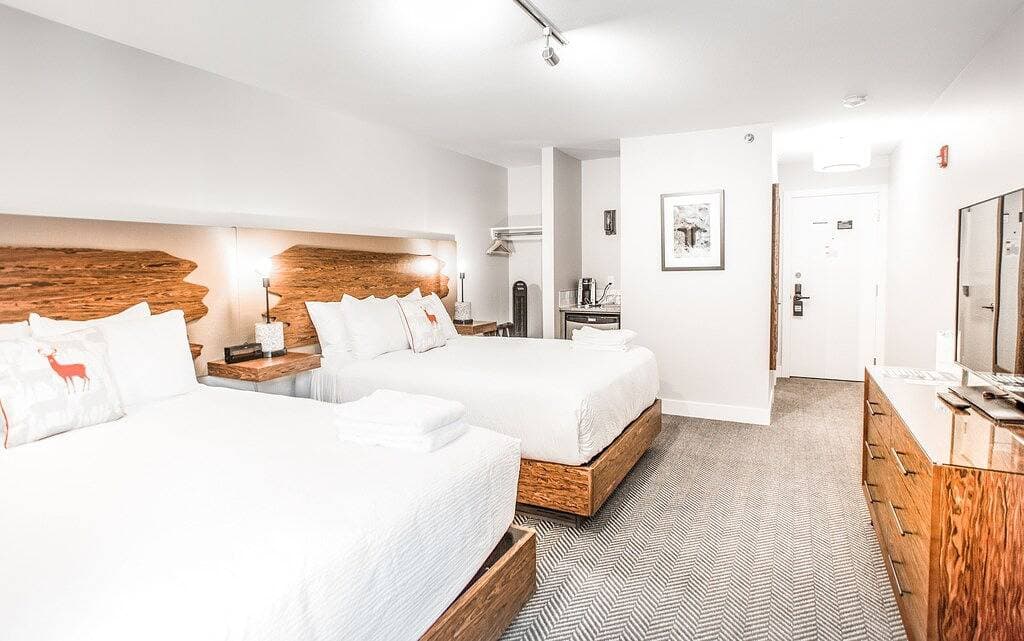 Foto 5 von 7: Basecamp Lodge - Ferienwohnungen - Doppelzimmer mit Queensize-Bett