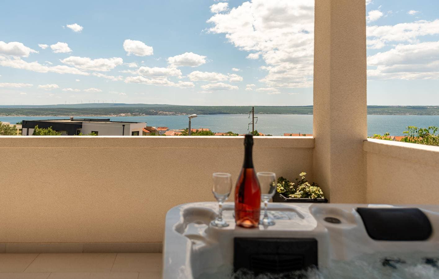 Foto 12 von 33: Nur 2,5 km von der Küste entfernt – gemütliche Ferienwohnung mit Pool und Terrasse