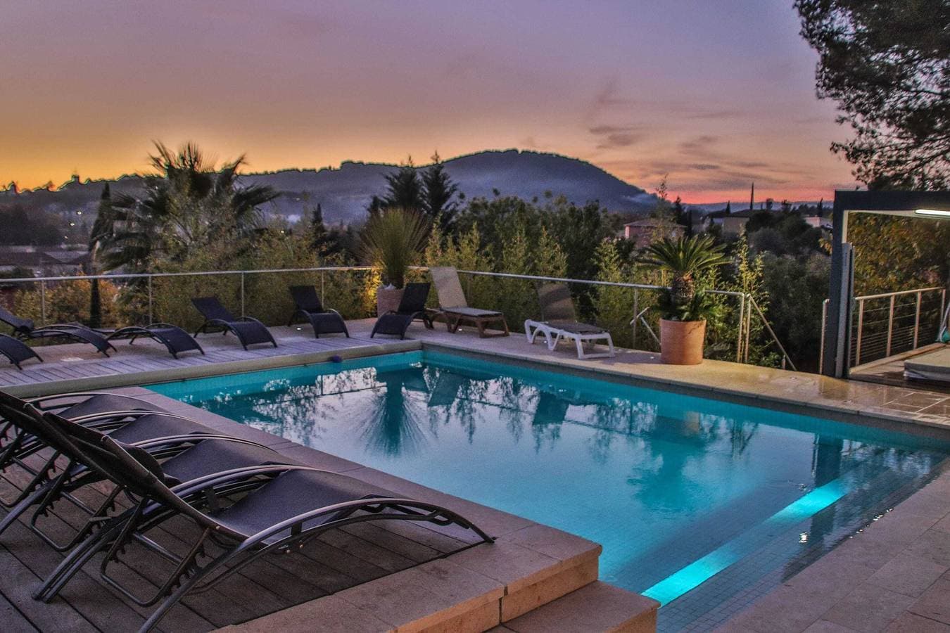 Außergewöhnliche Villa in Le Beausset mit beheiztem Pool 1
