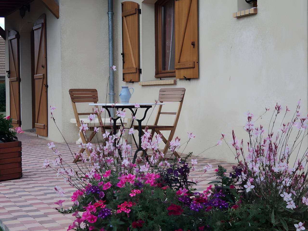 Foto 9 von 11: Gästezimmer „Le Logis du Mesnil“ mit Terrassen, Gemeinschaftsgarten und WLAN