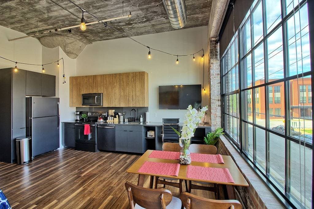 Foto 4 von 18: Chic Ultramodern Studio Loft w/ Designer Features