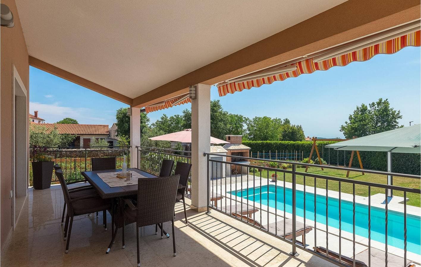 Foto 8 von 49: Geräumige 170 m² große Wohnung mit Pool, WLAN und Parkplatz