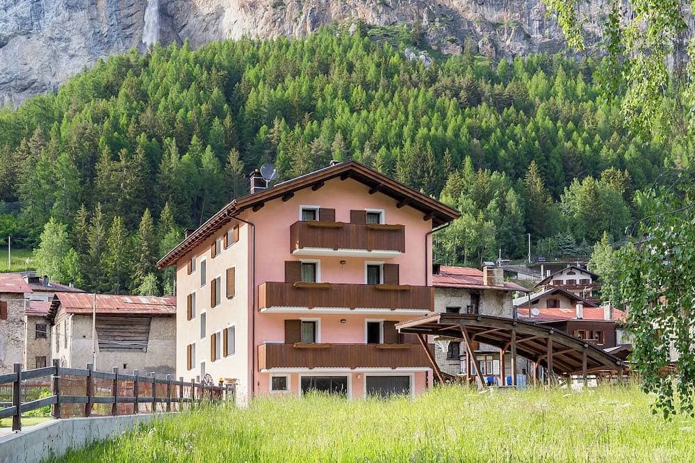 Baita La Cascata three-room apartment near Bormio with sauna and garden, waterfall view 1