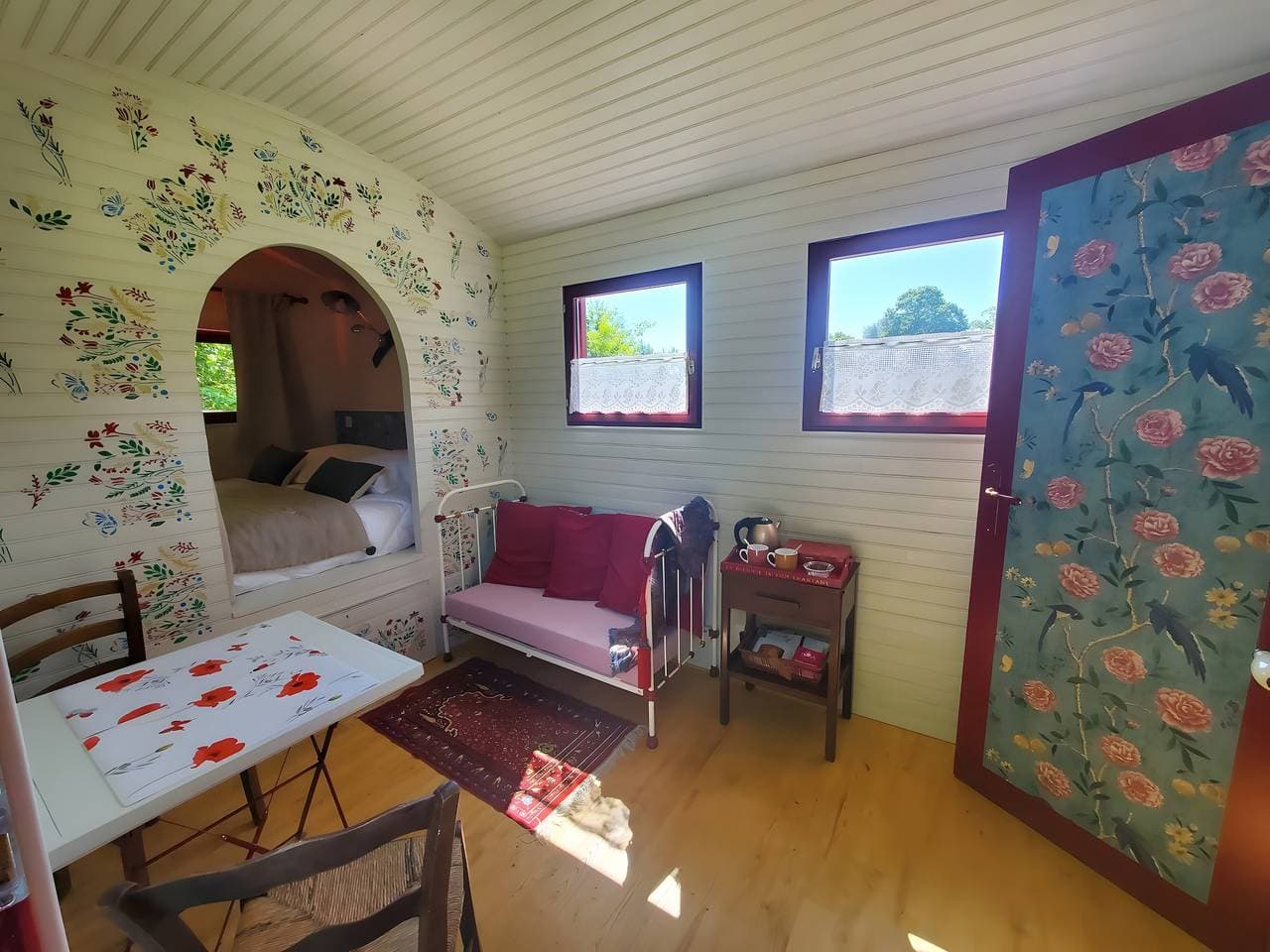 Foto 3 von 21: Gästezimmer „La Roulotte Du Pech Chantant“ mit privater Terrasse, Garten & WLAN