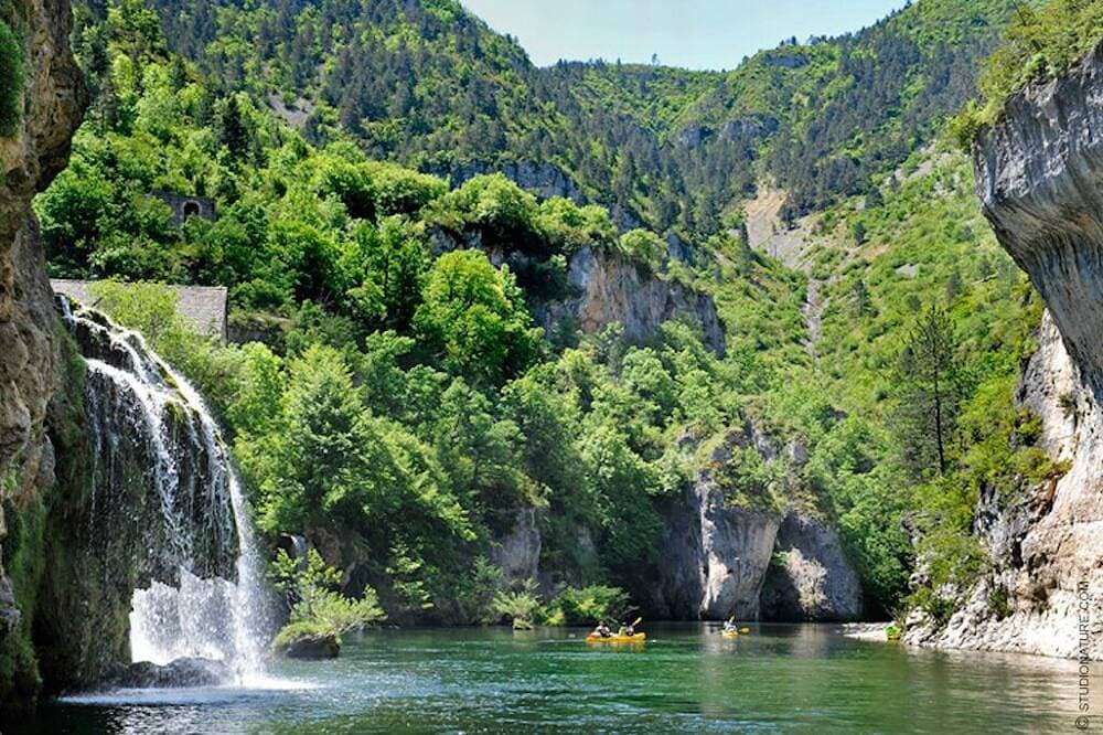Foto 11 von 13: Gorges du Tarn - Eingebettet in die Mulde des Tarn