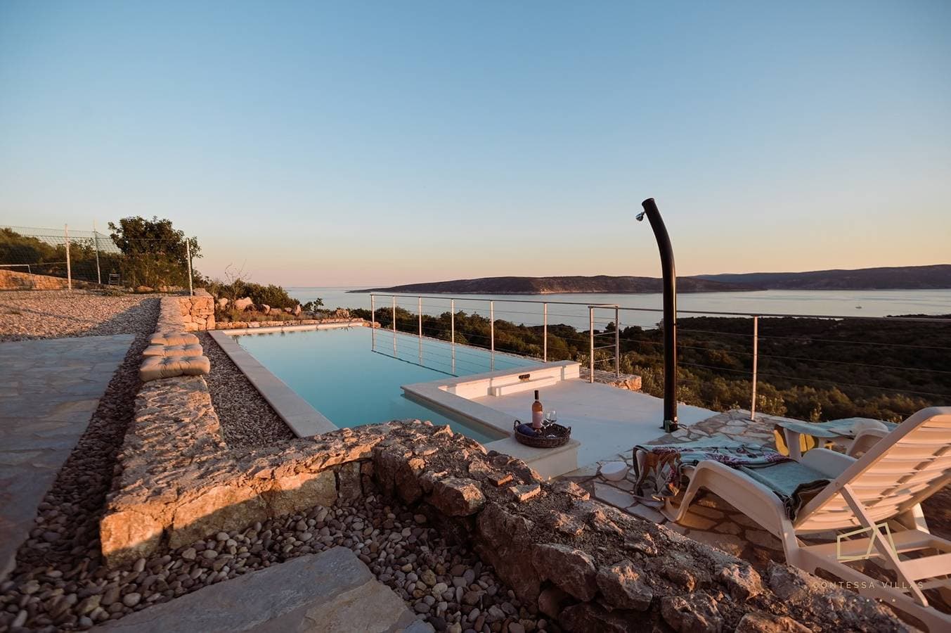 Foto 2 von 65: Steinvilla Heritage House Jure mit Pool und Meerblick auf Krk