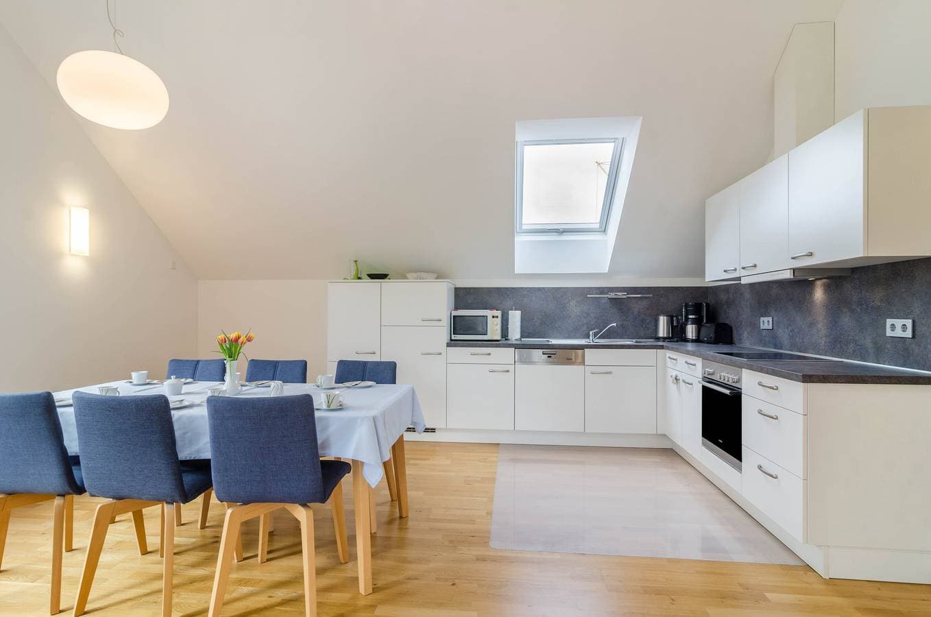 Foto 3 von 27: Lichtdurchflutete Ferienwohnung "Haus Buche" in der Nähe des Bodensees mit WLAN, Balkon und Garten; Parkplätze vorhanden