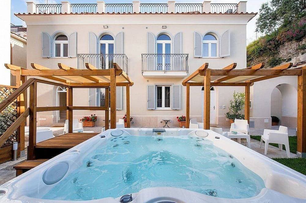 Villa Elicona B: A welcoming apartment situated in a central location, at a short distance from the ... 1