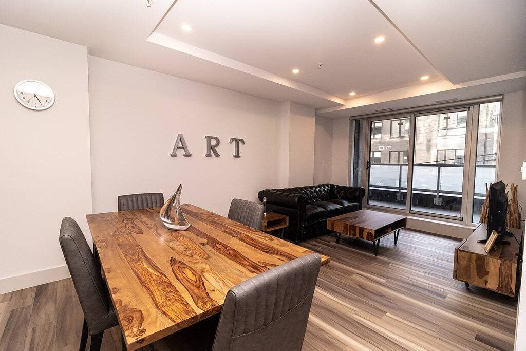 Foto 11 von 20: Modern Downtown 1Bd Suite w/ Balcony, Gym & City Views