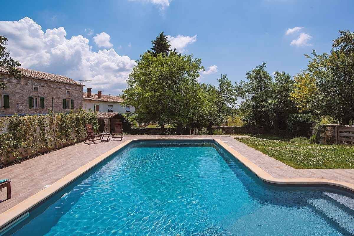 Foto 11 von 39: Villa mit Garten und Pool