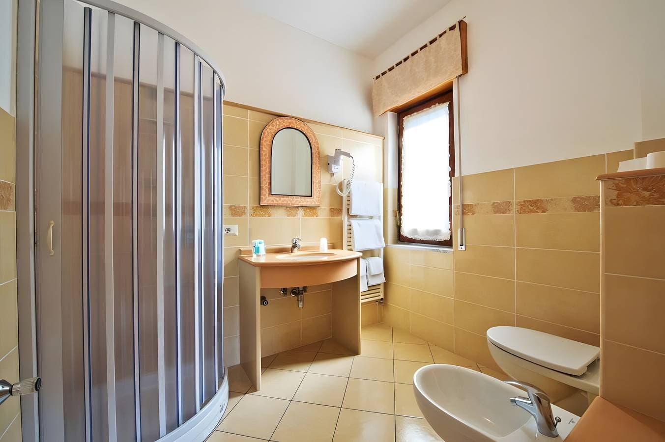 Foto 6 von 27: Zimmer 'Haidi House - Camera Arancione' mit Bergblick
