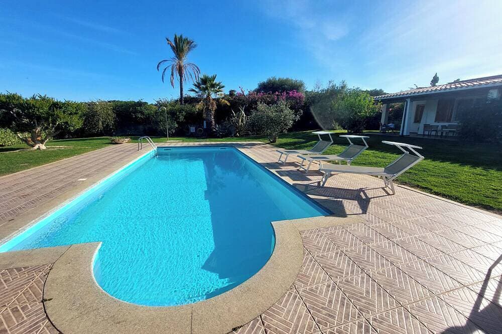Luxusvilla mit Pool, Meerblick 1