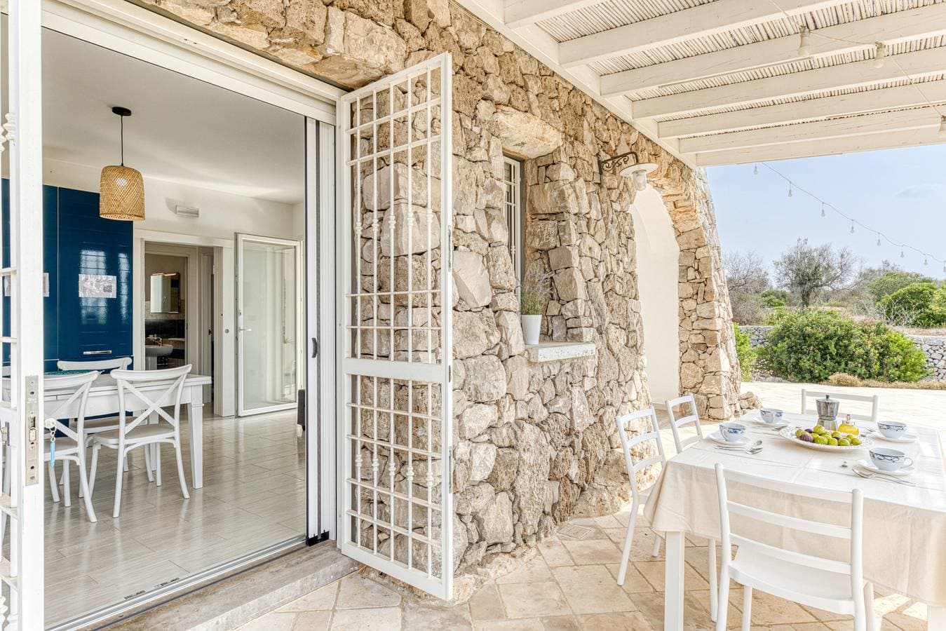 Foto 6 von 38: Moderne Steinvilla mit Pool und Meerblick