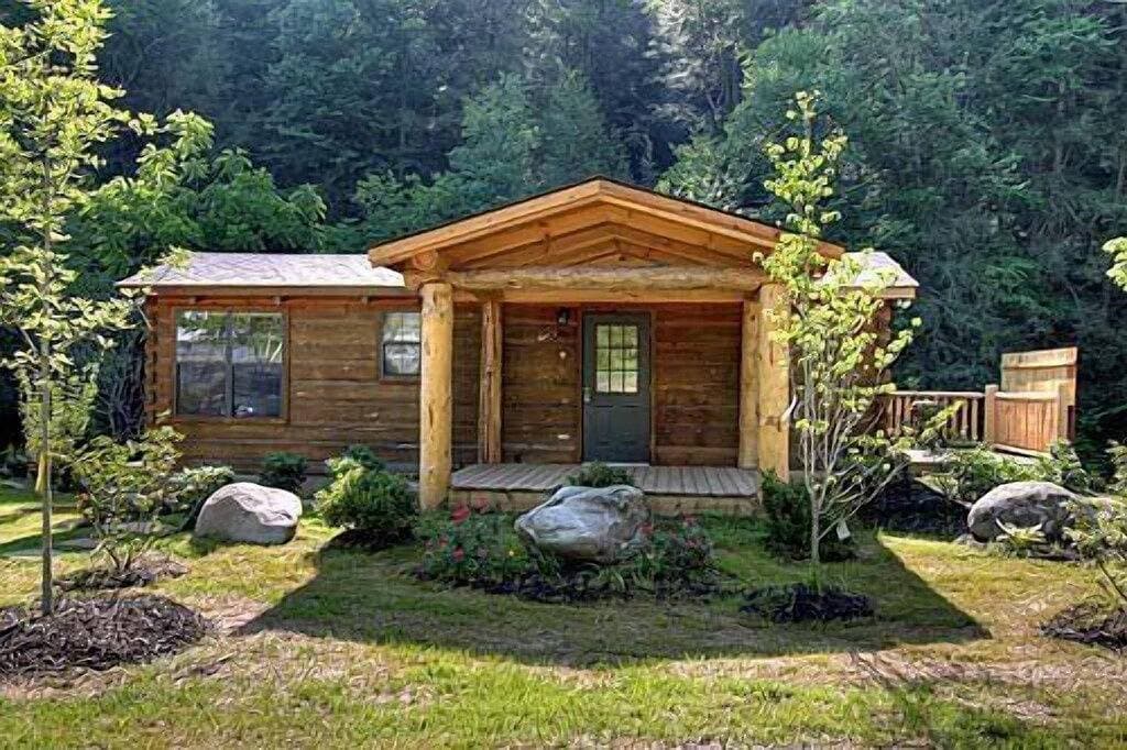 Foto 6 von 16: Cozy Creek: Cozy Cabin with Large Deck Overlooking Mountain Stream
