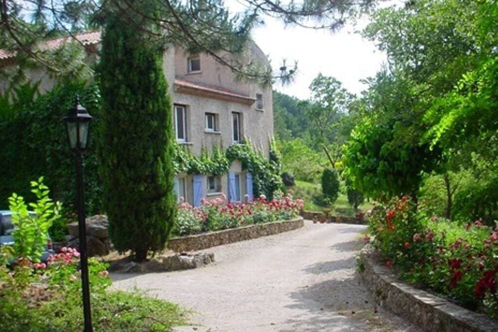 Foto 11 von 30: Les Rochers - Spacious woodland gite with heated pool