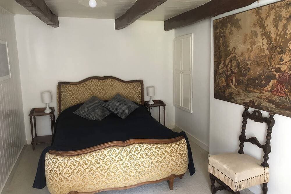 Foto 9 von 25: Beautiful Secluded Converted Breton Farmhouse with Pool Generous grounds/gardens