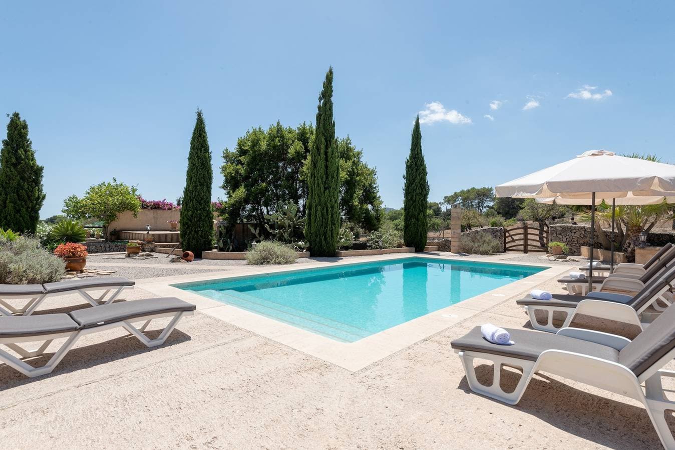 Foto 2 von 25: Ferienhaus "Ses Eres" im Nordosten von Mallorca mit Bergblick und Pool