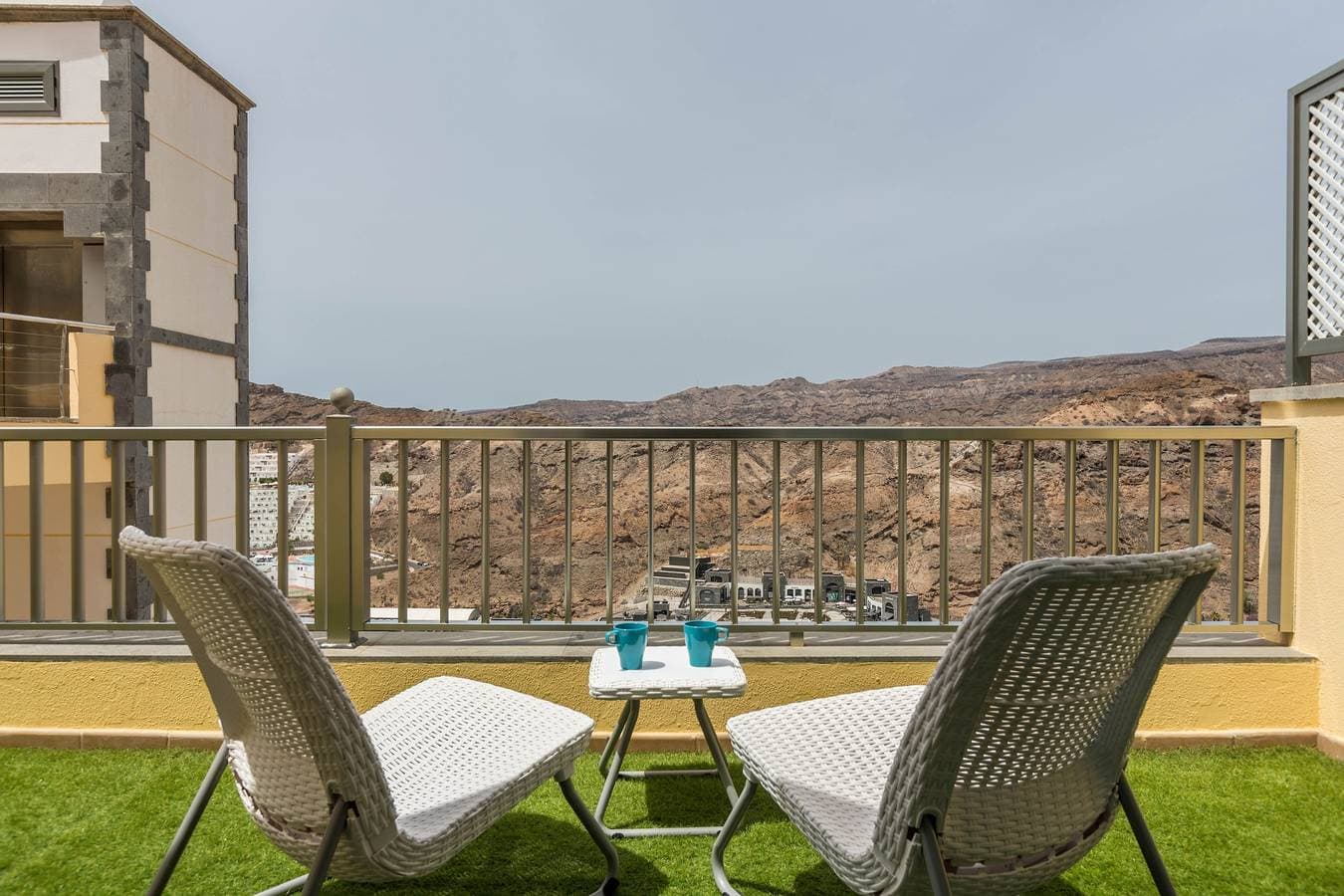 Foto 2 von 23: Ferienwohnung "Happy Dreamer" mit Gemeinschaftspool, Terrasse und Blick auf die Berge