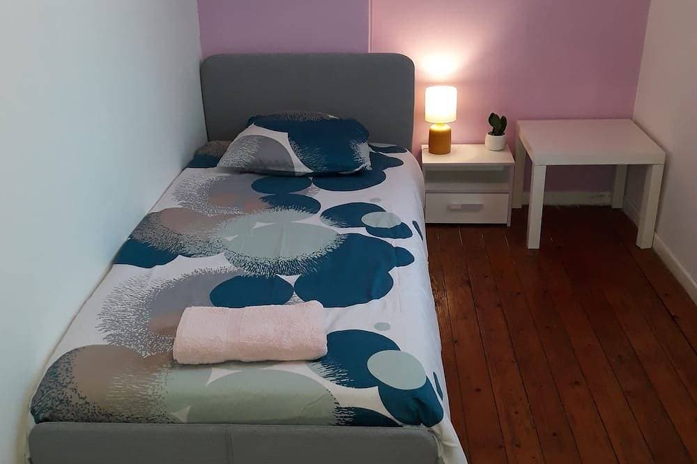 Foto 4 von 12: L'escale Arquaise, Das Haus mit einem Blumengarten