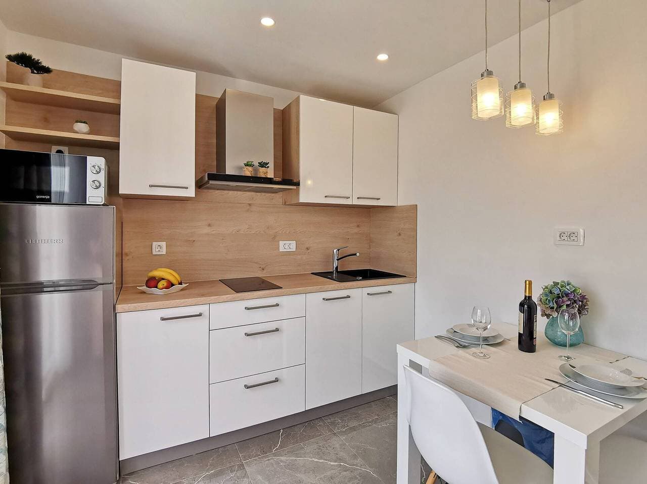 Foto 11 von 24: Studio-Apartment More - direkt am Meer, Meerblick, Terrasse, Waschraum, Grill