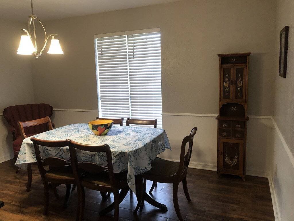 Large Home - close to everything! Over 2200 sq ft. Ev Charger 1