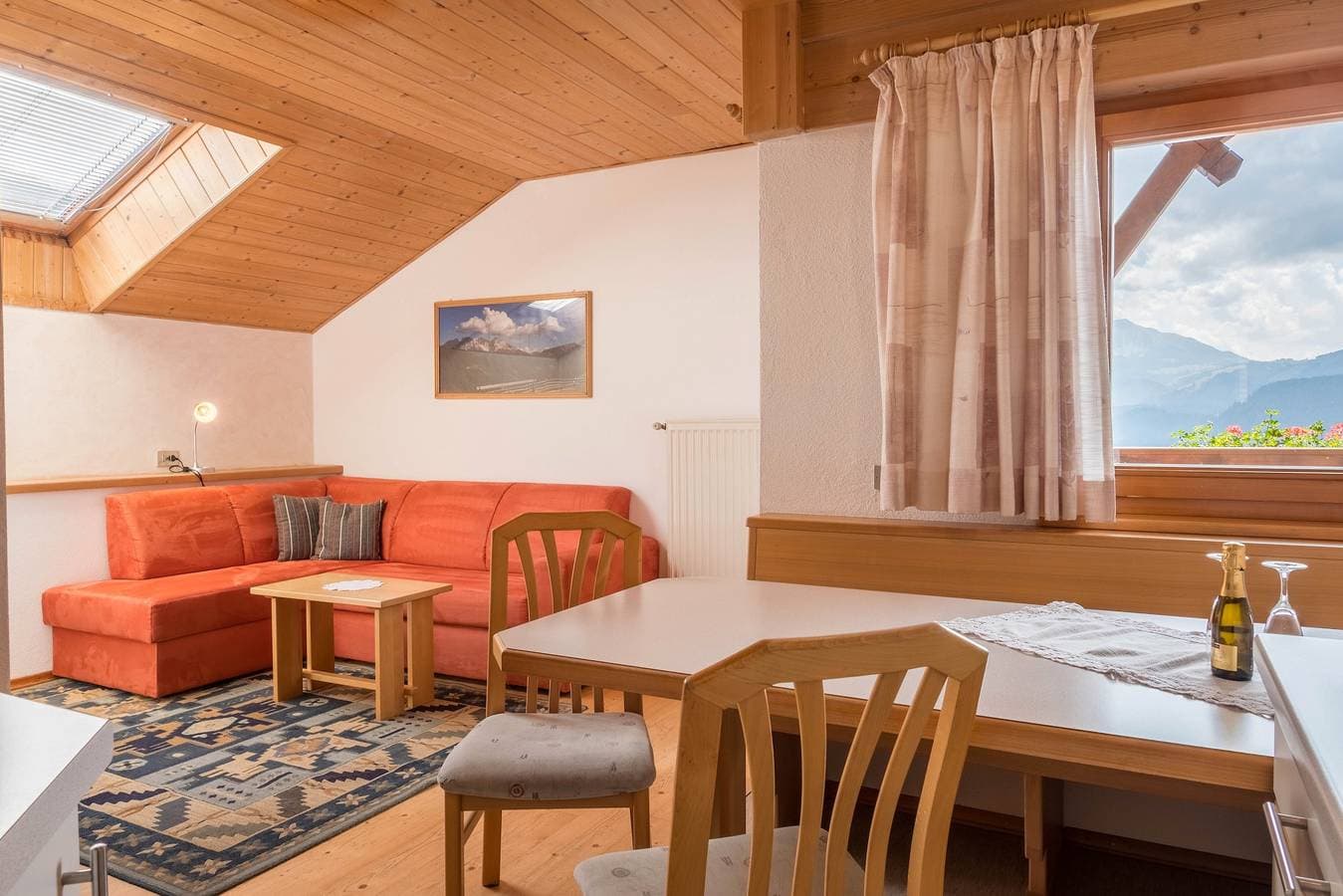 Foto 4 von 29: Apartment 'Gamperhof Latemar' mit Bergblick, Gemeinschaftsterrasse und Whirlpool