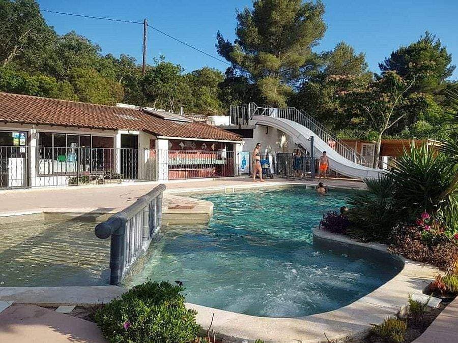Foto 2 von 42: Camping Lou Cabasson - Chalet 2 personen - la Favière - überdachte Terrasse