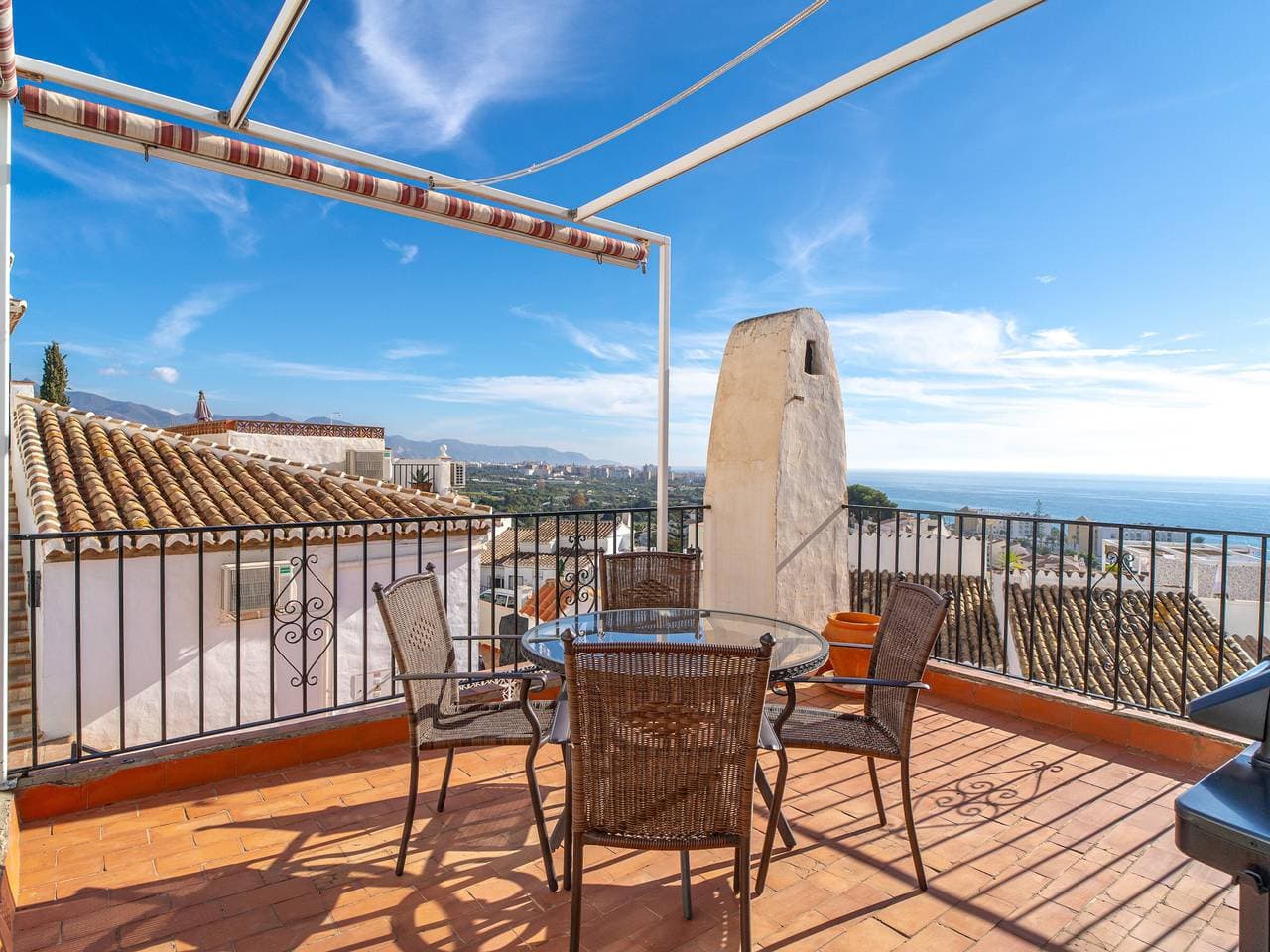 Foto 3 von 36: Gepflegtes Ferienhaus in Nerja mit Pool, Terrasse & Klimaanlage, 500m vom Strand.