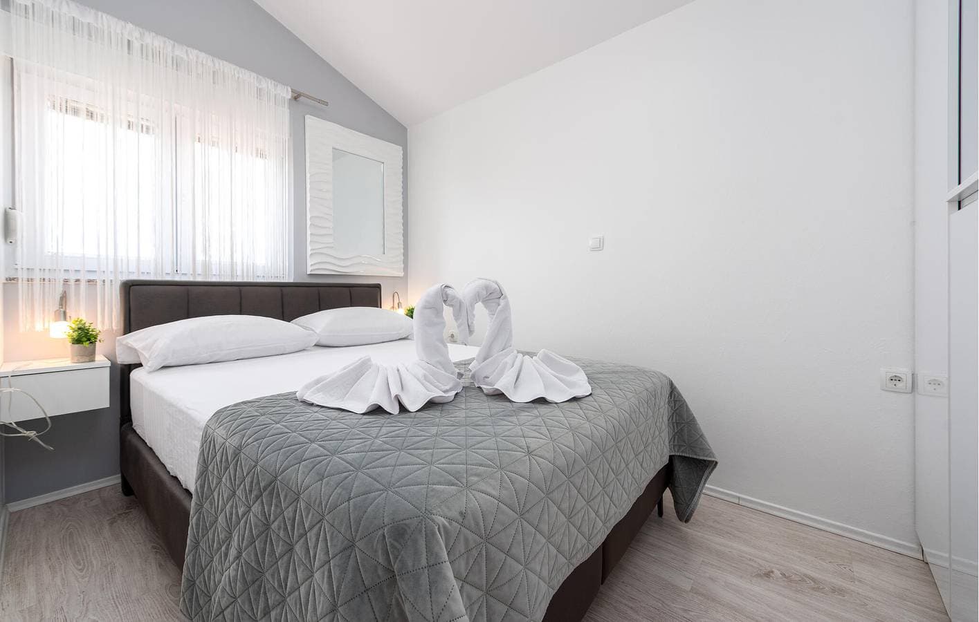 Foto 8 von 33: Nur 2,5 km von der Küste entfernt – gemütliche Ferienwohnung mit Pool und Terrasse
