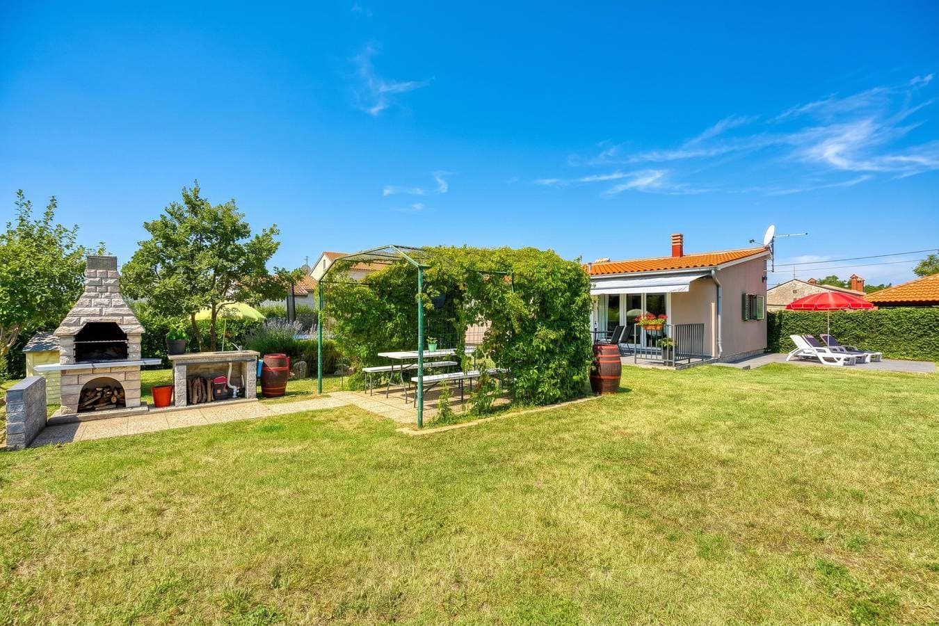 Family Friendly House Kacana - Garden & BBQ 1