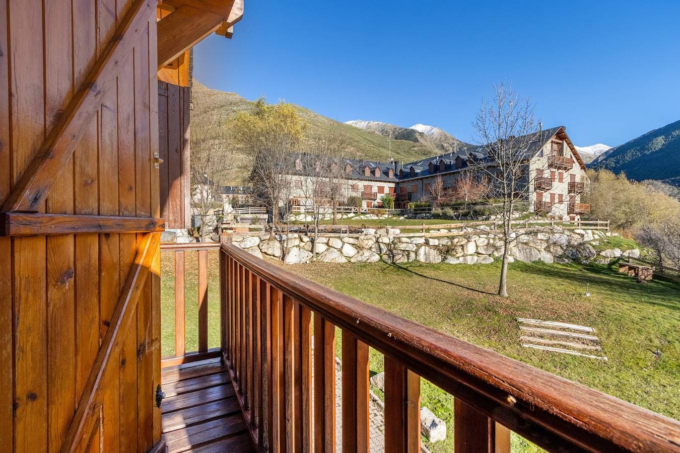 Foto 7 von 30: Ferienwohnung 'Mirador de la Neu' mit Bergblick, Gemeinschaftsgarten und Balkon