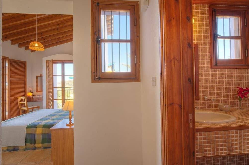 Foto 8 von 30: Latchi Beach Villas - 2-Bett-Villa - Atemberaubender Meerblick - Privater Pool - Wifi