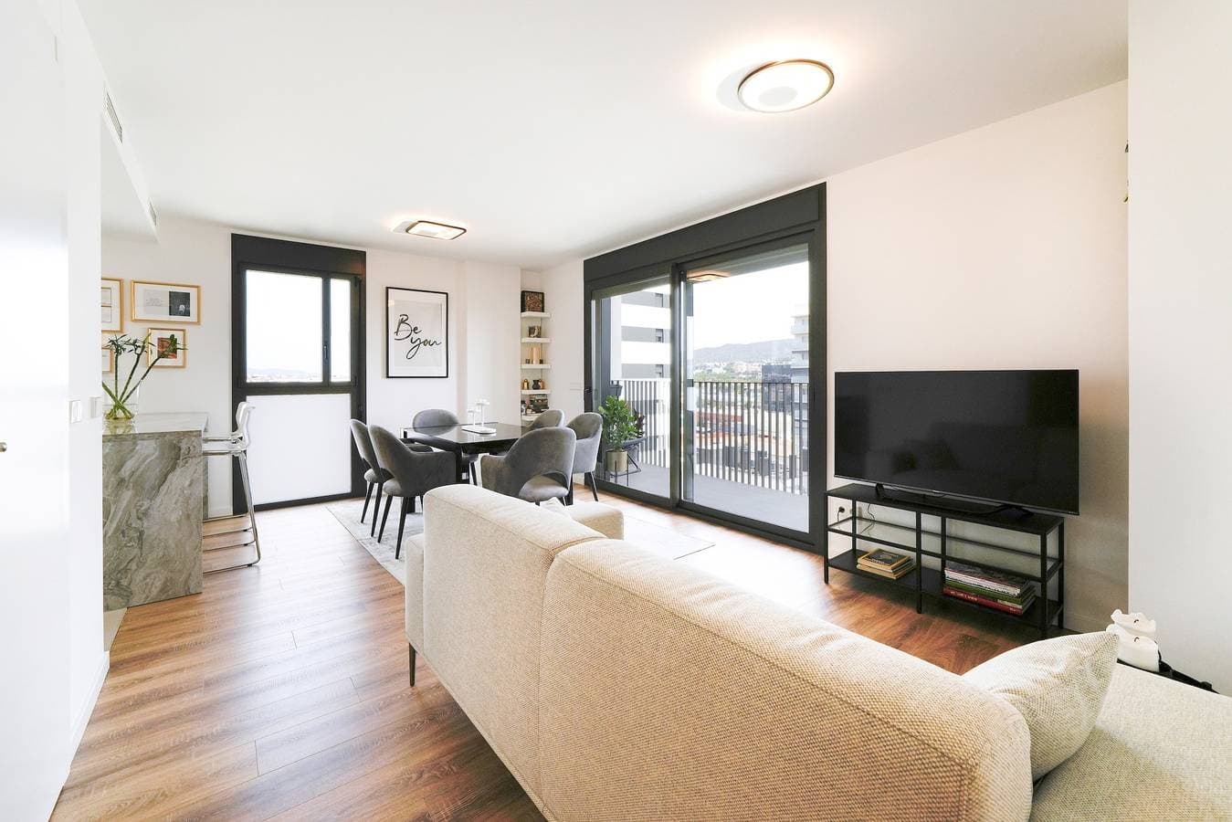 Foto 2 von 36: Ferienwohnung „Sonnenuntergänge & Pool in Barcelona“ mit Balkon, Gemeinschaftspool & WLAN