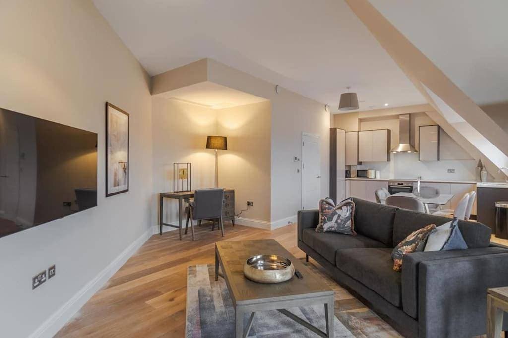 Spacious Luxury Penthouse, 2BR, Private Parking - By Tempstay 1