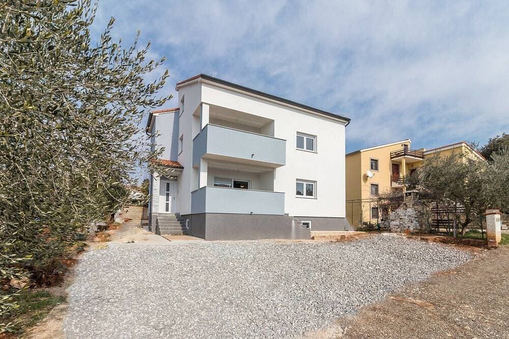 Foto 12 von 25: Comfortable holiday house with apartments / Beautiful first floor apartment with terrace and grill / A3