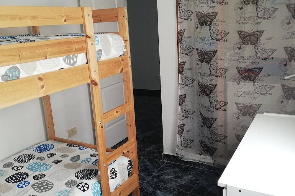 Foto 4 von 26: Geräumiges und helles Apartment mit 3 Schlafzimmern, Wohnzimmer mit Küche / Esszimmer und 1 Badezimmer.