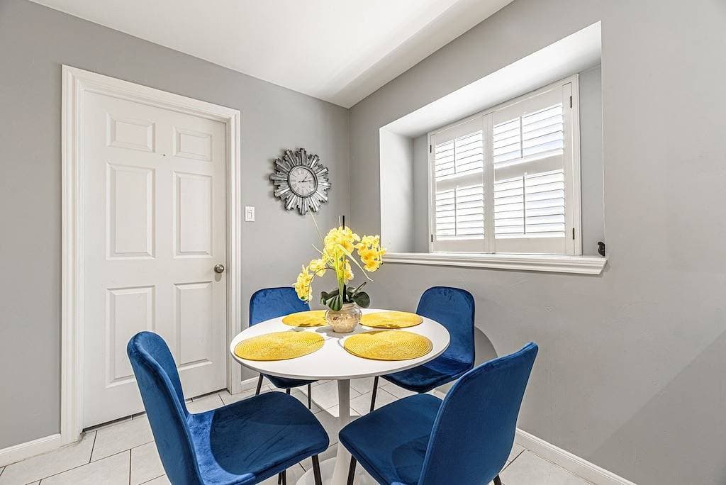 Foto 5 von 37: The Paris- Colorful 3Bedroom 2Bath Sfh w/Heated Pool Available