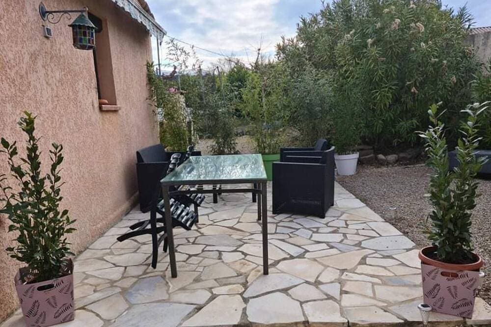 Comfortable air-conditioned studio in a quiet villa 15 km from Cannes 1
