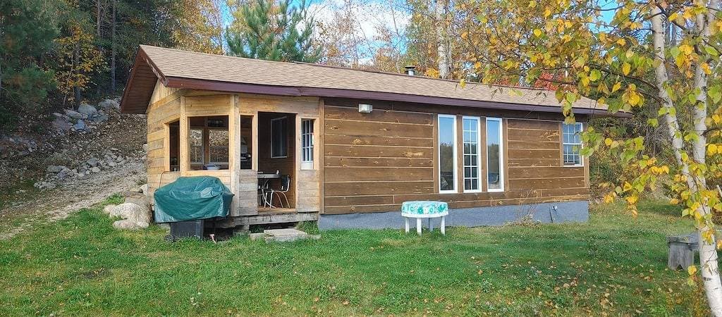 Foto 10 von 23: Clean Romantic Cabin<br>Lakeside Sauna/Tub and Fire Pit