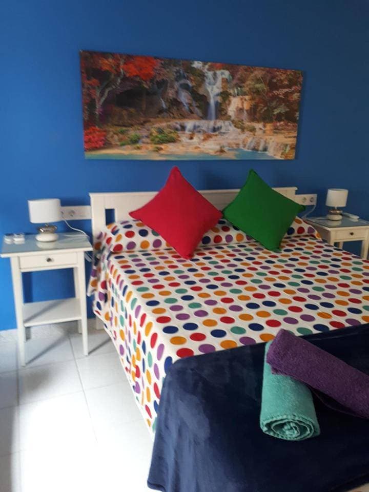 Foto 10 von 48: Large Double Room with Sofa Bed and Private Bathroom