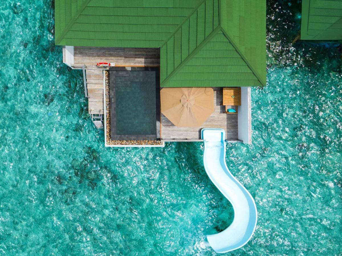 Foto 3 von 11: Water Villa Pool + Slide - Free shared seaplane for 2 guests, minimum 7-night stay