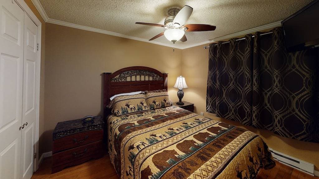 Foto 5 von 9: 1st Floor -  Bedroom + Sleeper Sofa, 1 Bath with Mountain Views & Ski In/Ski Out